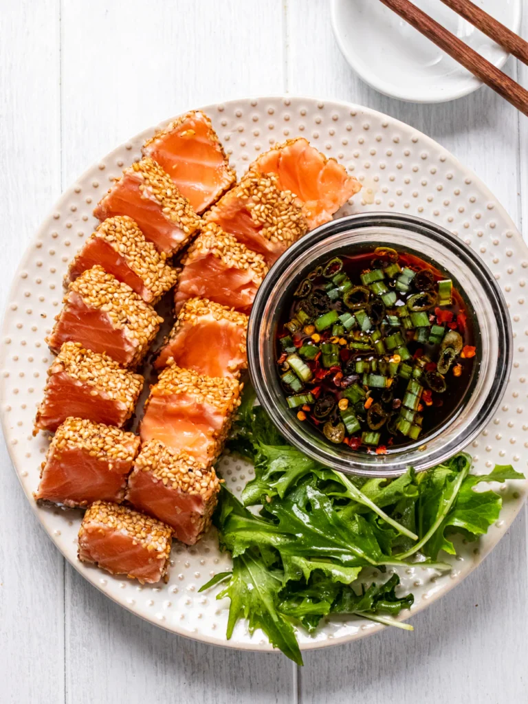 Sashimi salata : Deniz börülcesi, dereotlu kabak, wakame ve edamame eşliğinde somon sashimi.
Sashimi Salad: Salmon sashimi served with samphire, dill-marinated zucchini, wakame, and edamame.
Салат с сашими: Сашими из лосося с морской спаржей, кабачками с укропом, водорослями вакаме и эдамаме.